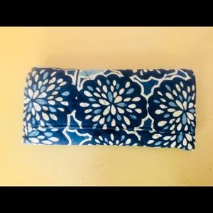 Vera Bradley magnetic closure wallet